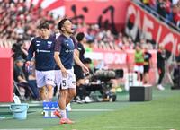 後半、ベンチ前で味方にげきを飛ばすＦＣ東京・長友佑都（撮影・開出牧）