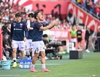 後半、ベンチ前で味方にげきを飛ばすＦＣ東京・長友佑都（撮影・開出牧）