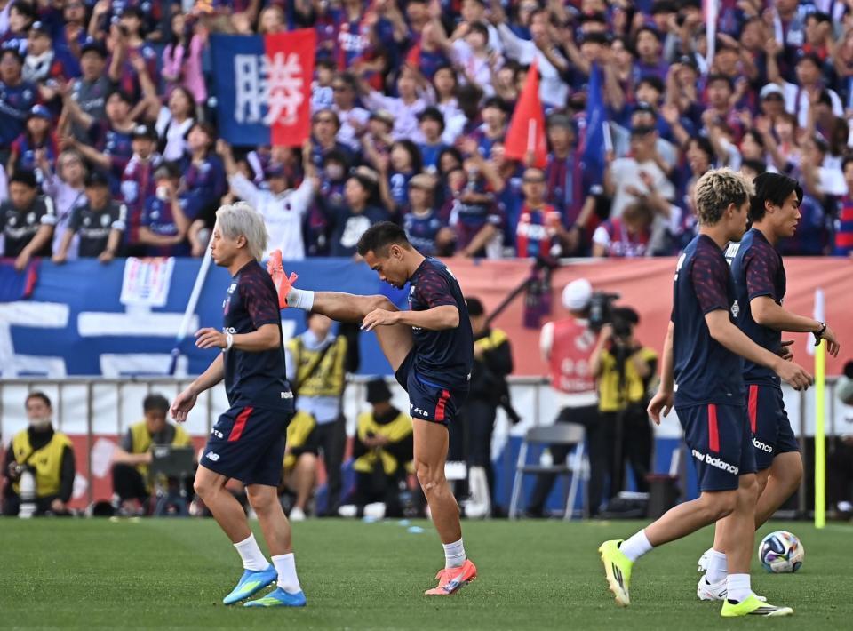 試合前のアップをするＦＣ東京・長友佑都（左から２人目）＝撮影・開出牧