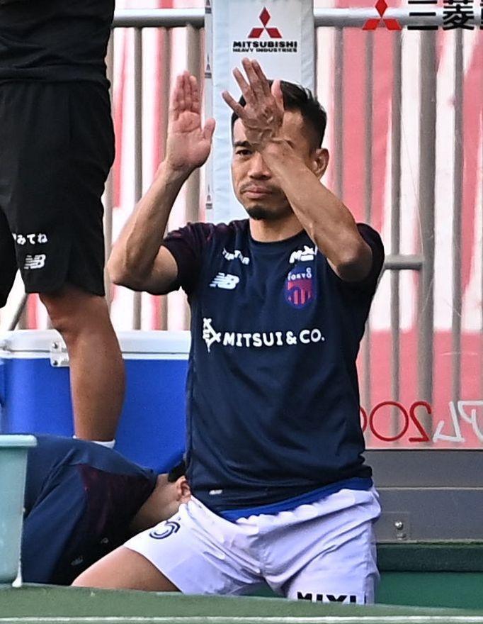 前半、味方の攻撃にベンチで拍手するＦＣ東京・長友佑都（撮影・開出牧）