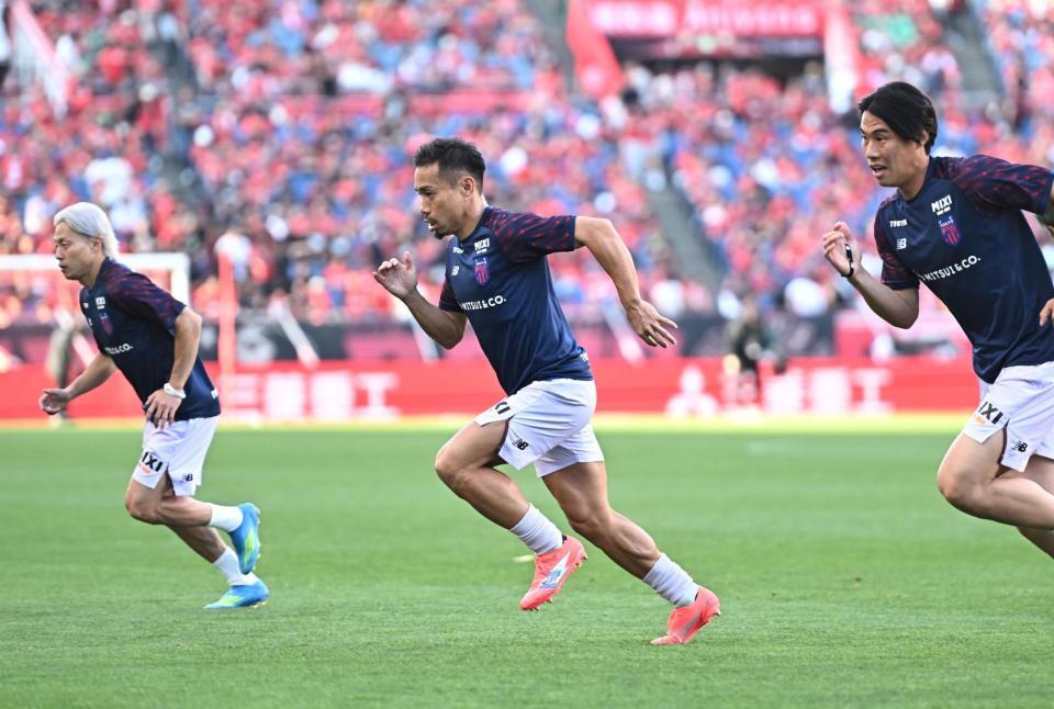 ハーフタイムでダッシュをするＦＣ東京・長友佑都（中央）＝撮影・開出牧