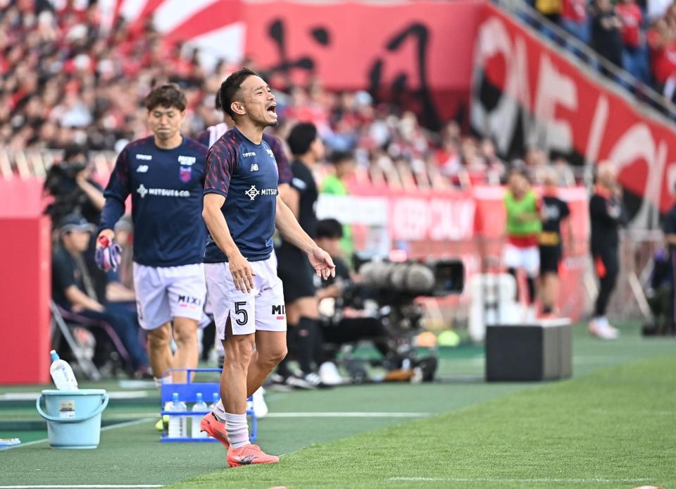 後半、ベンチ前で味方にげきを飛ばすＦＣ東京・長友佑都（撮影・開出牧）