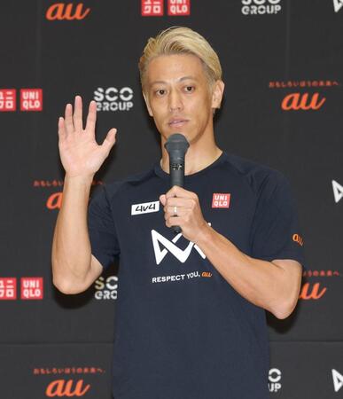 開会式で話す本田圭佑（撮影・西岡正）