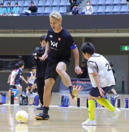 子どもたちと対決する本田圭佑（撮影・西岡正）
