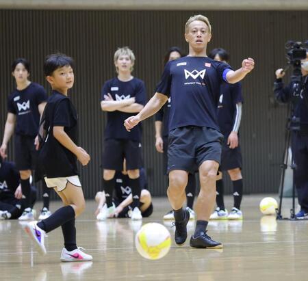 ゲームに参加し、パスを出す本田圭佑（右）＝撮影・西岡正