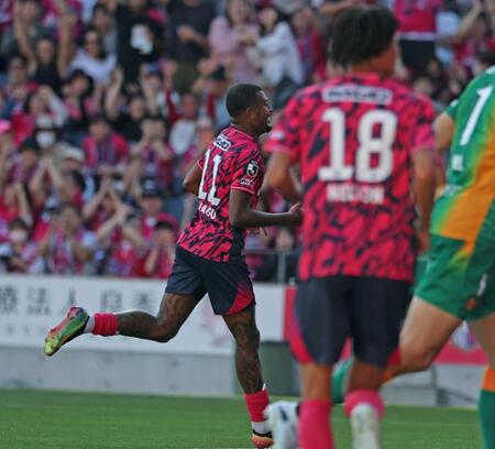 後半、Ｃ大阪・石渡ネルソン（１８）のパスを受け、チーム４点目となるゴールを決め駆け出すＣ大阪　チアゴ・アンドラーデ＝ヤンマーハナサカスタジアム（撮影・中田匡峻）