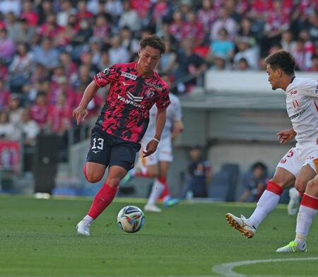 後半、後方へノールックでパスを出すＣ大阪・中島元彦＝ヤンマーハナサカスタジアム（撮影・中田匡峻）