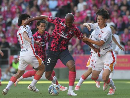 後半、名古屋の守りを突破するＣ大阪・桜川ソロモン（中央）＝撮影・中田匡峻
