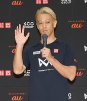 開会式で話す本田圭佑（撮影・西岡正）