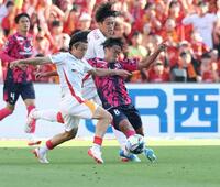 後半、パスを出すＣ大阪・香川真司（撮影・中田匡峻）