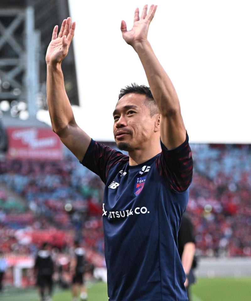 試合後、サポーターの歓声に応えるＦＣ東京・長友佑都（撮影・開出牧）