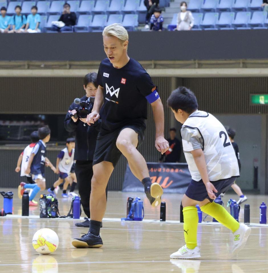 子どもたちと対決する本田圭佑（撮影・西岡正）