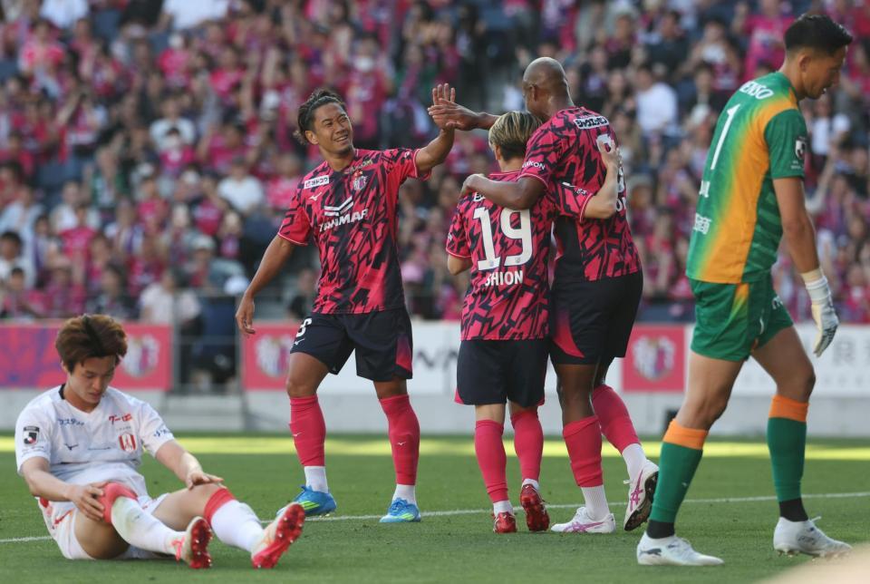 後半、桜川ソロモン（９）がチーム６点目を決め、笑顔でタッチを交わすＣ大阪・香川真司（撮影・中田匡峻）