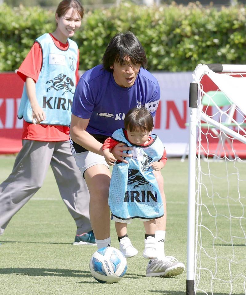 　子どもと触れ合う中村コーチ（撮影・佐々木彰尚）