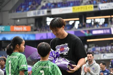 壮行セレモニーで花束を受け取る大迫