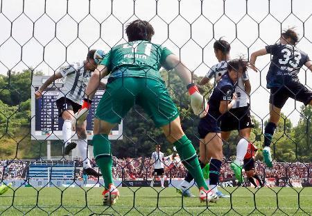 　福岡-神戸　前半終了間際、ヘディングで先制ゴールを決める神戸・トゥーレル（左端）。ＧＫ藤田＝ベススタ