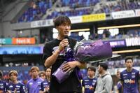 壮行セレモニーでサポーターにあいさつする大迫