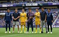 広島のＧＫチームと記念撮影を行う大迫（中央）