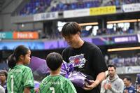壮行セレモニーで花束を受け取る大迫