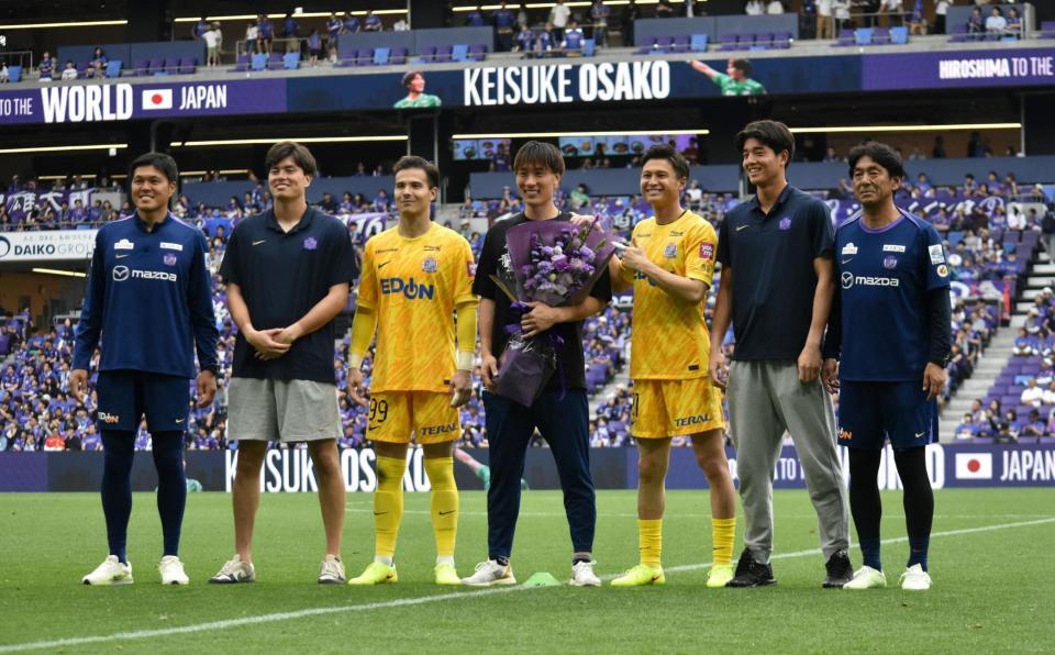 広島のＧＫチームと記念撮影を行う大迫（中央）