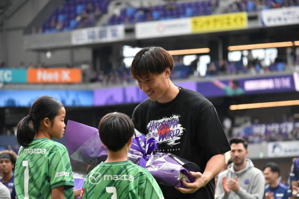 壮行セレモニーで花束を受け取る大迫