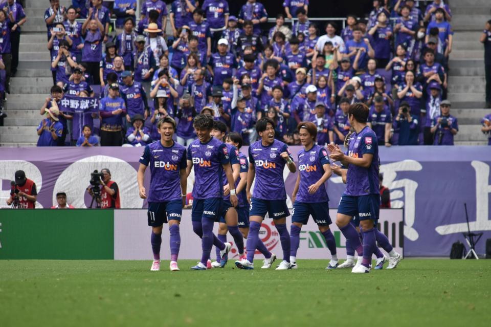 後半２分にゴールを決め、ガッツポーズする中野（中央）