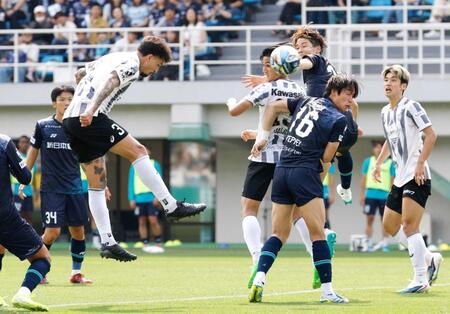 　前半終了間際、ヘディングで先制ゴールを決める神戸・トゥーレル