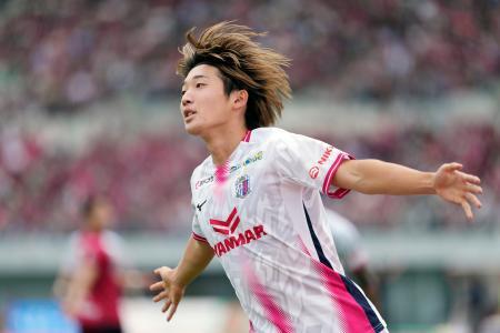 　岡山-Ｃ大阪　前半、先制ゴールを決め駆け出すＣ大阪・横山＝ＪＦＥス