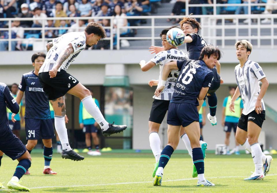 　前半終了間際、ヘディングで先制ゴールを決める神戸・トゥーレル