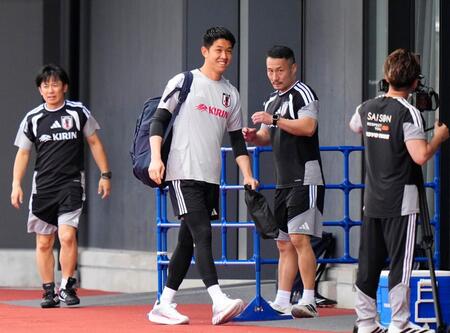サッカーＷ杯北中米３カ国大会に向けた合宿に臨むＧＫ早川友基（左から２人目）＝25日、千葉市内
