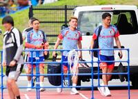 サッカーＷ杯北中米３カ国大会に向けた合宿に臨む堂安律（右から２人目）ら＝25日、千葉市内
