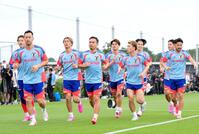 サッカーＷ杯北中米３カ国大会に向けた合宿を開始し、調整する日本代表＝25日、千葉市内