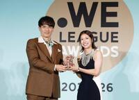 サッカー女子ＷＥリーグの年間表彰式でＭＶＰに選ばれたＩＮＡＣ神戸の成宮唯。左は日本サッカー協会の宮本恒靖会長＝26日、東京都内