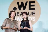 サッカー女子ＷＥリーグの年間表彰式でベストイレブンに選ばれた広島の市瀬千里（左）と中嶋淑乃＝26日、東京都内