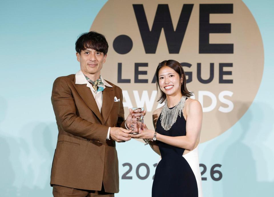 サッカー女子ＷＥリーグの年間表彰式でＭＶＰに選ばれたＩＮＡＣ神戸の成宮唯。左は日本サッカー協会の宮本恒靖会長＝26日、東京都内