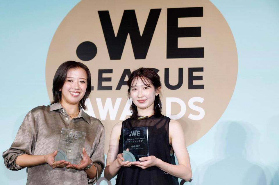 サッカー女子ＷＥリーグの年間表彰式でベストイレブンに選ばれた広島の市瀬千里（左）と中嶋淑乃＝26日、東京都内