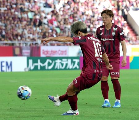 前半、フリーキックを決め先制点を挙げる大迫（撮影・立川洋一郎）