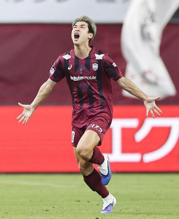 前半、ＦＫで先制ゴールを決め喜ぶ神戸・大迫