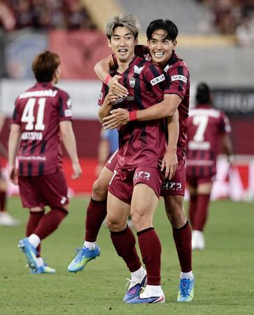 後半、自身２点目のゴールを決め、武藤（右）に祝福される神戸・大迫