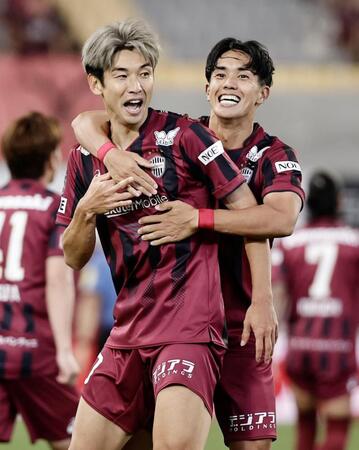 後半、自身２点目のゴールを決め、武藤（右）に祝福される神戸・大迫
