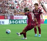 前半、フリーキックを決め先制点を挙げる大迫（撮影・立川洋一郎）