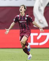 前半、ＦＫで先制ゴールを決め喜ぶ神戸・大迫