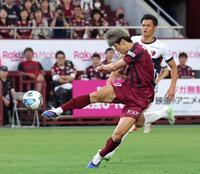 後半、ペナルティエリア中央からゴールを決める大迫（撮影・立川洋一郎）