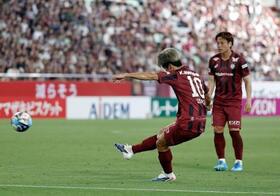 　神戸-鹿島　前半、直接ＦＫで先制ゴールを決める神戸・大迫＝ノエスタ