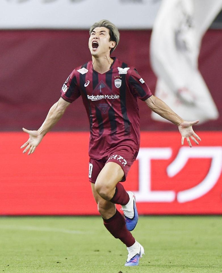 前半、ＦＫで先制ゴールを決め喜ぶ神戸・大迫