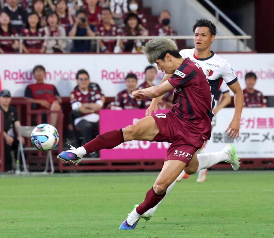後半、ペナルティエリア中央からゴールを決める大迫（撮影・立川洋一郎）