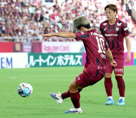 　前半、フリーキックを決め先制点を挙げる神戸・大迫勇也