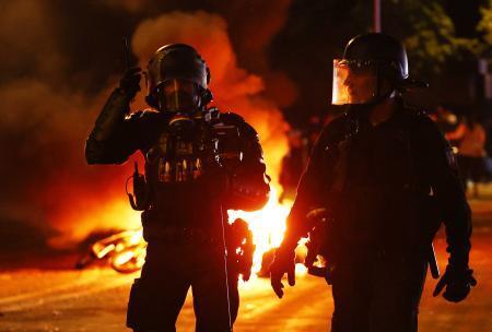 　欧州ＣＬでパリ・サンジェルマンが優勝を果たした後、通りを警戒する警察官ら＝３１日、パリ（ロイター＝共同）