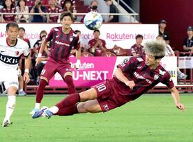 　後半、パトリッキからのクロスに反応し、ヘディングでゴール決める神戸・大迫勇也