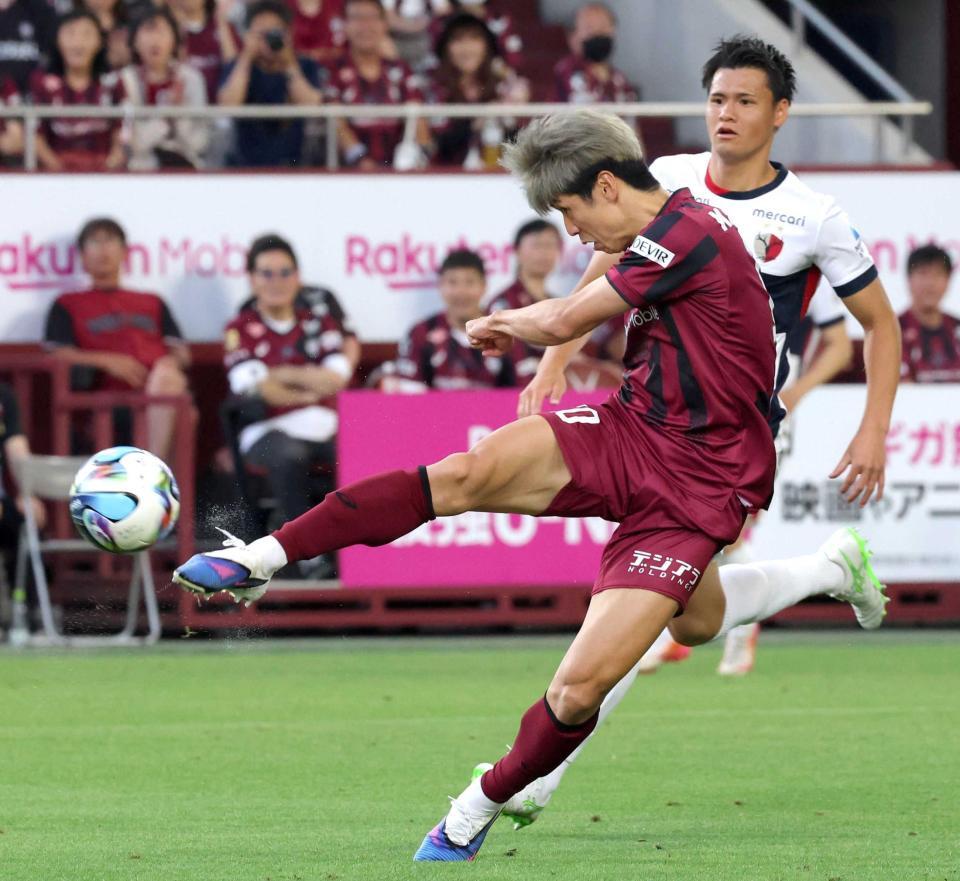 　後半、ペナルティエリア中央からゴールを決める神戸・大迫勇也